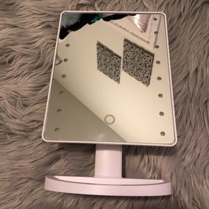 Light up makeup mirror